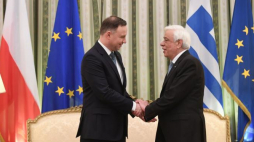 Prezydent Andrzej Duda (L) oraz prezydent Grecji Prokopis Pawlopulos podczas spotkania w Atenach. Fot. PAP/B. Zborowski