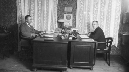 Redaktor i wydawca "Gazety Olsztyńskiej" Seweryn Pieniężny (z lewej) i redaktor Jankowski podczas pracy. Fot. NAC