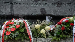 Obchody 75. rocznicy ostatecznej likwidacji getta lubelskiego przy pomniku ofiar lubelskiego getta. Fot. PAP/W. Pacewicz