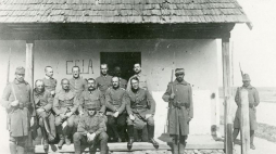 Grupa oficerów internowanych w Huszt przed celą oficerską nr 14. Węgry. 1918 r. Źródło: CAW