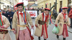 Patriotyczny Pochód przeszedł z Wawelu na Rynek Główny w Krakowie. 11.11.2017. Fot. PAP/J. Bednarczyk