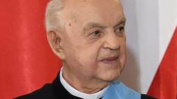 Ksiądz Bernard Czernecki odznaczony Orderem Orła Białego. Fot. PAP/R. Pietruszka