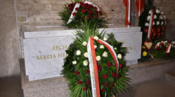 Kwiaty na sarkofagu Lecha i Marii Kaczyńskich. Fot. PAP/J. Bednarczyk