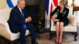 Brytyjska premier Theresa May (P) i izraelski premier Benjamin Netanjahu (L) podczas spotkania w Londynie. Fot. PAP/EPA