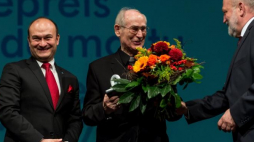 Abp Alfons Nossol (C) otrzymał Międzynarodową Nagrodę Mostu, z lewej burmistrz Zgorzelca Rafał Gronicz, z prawej nadburmistrz Goerlitz Siegfried Deinege. Fot. PAP/M. Kulczyński