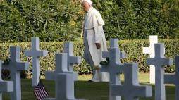 Papież Franciszek na cmentarzu żołnierzy amerykańskich w Nettuno. 02.11.2017. Fot. PAP/EPA