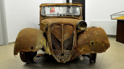 Samochód marki Stoewer Greif Junior Cabrio trafił do Muzeum Historii Ziemi Kamieńskiej w Kamieniu Pomorskim. Fot. PAP/M. Bielecki