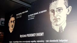 Fragment ekspozycji tzw. szyfrokonteneru, który stanął przed CK Zamek w Poznaniu w 2016 r. jako zapowiedź powstającego Muzeum Enigmy. Fot. PAP/J. Kaczmarczyk