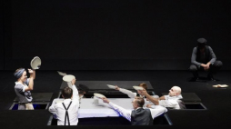 Aktorzy Dorota Androsz (L), Robert Ninkiewicz (2L) oraz Piotr Chys (tył), podczas próby medialnej sztuki "Do komina murzyna! Murzyna!" na scenie kameralnej Teatru Wybrzeże w Sopocie. Fot. PAP/A. Warżawa