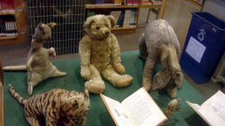 Zabawki stanowiące pierwowzór Kubusia Puchatka i jego przyjaciół. Źródło: Wikimedia Commons