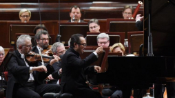 Pianista Dang Thai Son podczas koncertu w warszawskiej Filharmonii Narodowej. 2015 r.  Fot. PAP/R. Pietruszka
