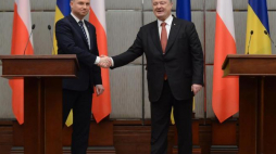 Prezydent RP Andrzej Duda (L) i prezydent Ukrainy Petro Poroszenko (P) podczas konferencji prasowej, 13 bm. w Charkowie. Fot. PAP/J. Kamiński