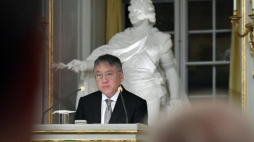 Kazuo Ishiguro podczas odczytu noblowskiego w Sztokholmie. Fot. PAP/EPA