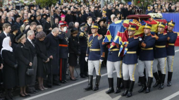 Wielotysięczny tłum na pogrzebie ostatniego króla Rumunii, Michała I. Bukareszt, 1612.2017. Fot. PAP/EPA
