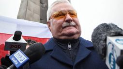 Były prezydent Lech Wałęsa przed Pomnikiem Poległych Stoczniowców na Placu Solidarności w Gdańsku. Fot PAP/R. Jocher
