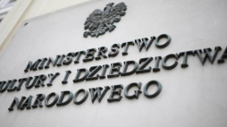 Tablica na budynku Ministerstwa Kultury i Dziedzictwa Narodowego w Warszawie. Fot. PAP/L. Szymański