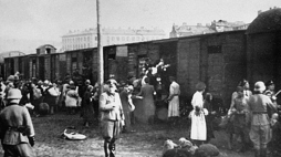 Warszawskie getto - Umschlagplatz: załadunek Żydów do wagonów kolejowych. Źródło: Wikimedia Commons