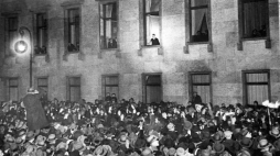 Owacja na cześć A. Hitlera 30 stycznia 1933 r. Źródło: Bundesarchiv