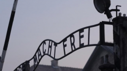 Brama byłego obozu Auschwitz I. Fot. PAP/A. Grygiel