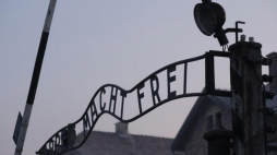 Brama byłego niemieckiego obozu Auschwitz I. Fot. PAP/A. Grygiel