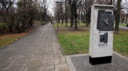 Jedna z 21 tablic upamiętniających miejsce, gdzie stał mur getta, na warszawskim Muranowie. Fot. PAP/T. Gzell