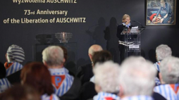 Była więźniarka Maria Hoerl przemawia w budynku "Sauny" na terenie byłego obozu Auschwitz II-Birkenau podczas obchodów 73. rocznicy wyzwolenia niemieckiego obozu zagłady KL Auschwitz-Birkenau. Fot. PAP/S. Rozpędzik