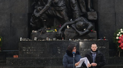 Ambasador Izraela Anna Azari podczas obchodów Międzynarodowego Dnia Pamięci o Ofiarach Holokaustu przy pomniku Bohaterów Getta w Warszawie. Fot. PAP/T. Gzell