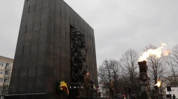 Obchody Międzynarodowego Dnia Pamięci o Ofiarach Holokaustu przy pomniku Bohaterów Getta w Warszawie. Fot. PAP/T. Gzell