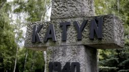 Pomnik upamiętniający ofiary Zbrodni Katyńskiej na Cmentarzu Wojskowym na Powązkach. Fot. PAP/L. Szymański