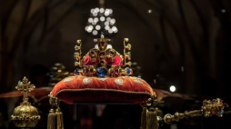 Klejnoty koronacyjne, w tym korona św. Wacława. Fot. PAP/EPA