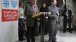 Współprzewodniczący Polskiej Rady Chrześcijan i Żydów: Stanisław Krajewski (2L) i Zbigniew Nosowski (L). Fot. PAP/L. Szymański