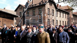 26. Marsz Żywych na terenie byłego niemieckiego obozu Auschwitz-Birkenau. 2017 r. Fot. PAP/A. Grygiel