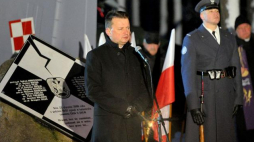Minister obrony narodowej Mariusz Błaszczak (L) podczas uroczystości w 10. rocznicę katastrofy samolotu CASA w Mirosławcu. Fot. PAP/M. Bielecki
