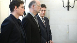 Dr Daniel Brewing (L), prof. Robert Frost (P) oraz prof. Andrzej Nowak (2L). Fot. PAP/L. Szymański