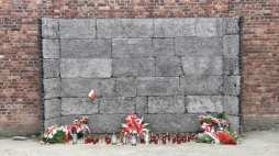 Ściana Straceń w KL Auschwitz. Fot. PAP/J. Bednarczyk
