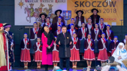 Prezydent Andrzej Duda (centrum-P) wraz z małżonką Agatą Kornhauser-Dudą (centrum-L) uczestniczą w Orszaku Trzech Króli w Skoczowie. Fot. PAP/A. Grygiel
