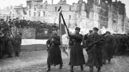 Defilada 1 Armii Wojska Polskiego na ulicy Marszałkowskiej w zdobytej Warszawie 19 stycznia 1945. Źródło: Wikimedia Commons