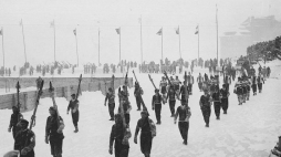 Defilada polskiej ekipy podczas rozpoczęcia Zimowych Igrzysk Olimpijskich w St. Moritz. 02.1928. Fot. NAC
