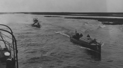Trzy motorówki Flotylli Pińskiej na rzece Pinie. Źródło: NAC