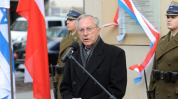 Były minister obrony i spraw zagranicznych Izraela Mosze Arens podczas odsłonięcia w Warszawie tablicy upamiętniającej Pawła Frenkla, dowódcę Żydowskiego Związku Wojskowego w czasie powstania w getcie warszawskim, której Arens był pomysłodawcą. 20.03.2012. Fot. PAP/B. Zborowski