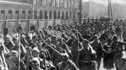 Wojna polsko-bolszewicka 1920: kolumna warszawskiej młodzieży w drodze na front. Fot. PAP/CAF/Reprodukcja