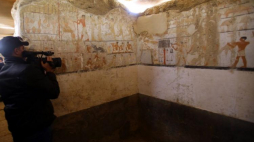 Archeolodzy w Egipcie odkryli w pobliżu słynnych piramid na równinie Giza grobowiec liczący sobie ok. 4400 lat. Grobowiec zdobią malowidła ścienne przedstawiające kapłankę Hetpet. Fot. PAP/EPA