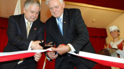 Prezydent Lech Kaczyński (L) i prezydent Litwy Valdas Adamkus podczas uroczystego otwarcia nowej polskiej ambasady w Wilnie. 11.10.2007. Fot. PAP/J. Turczyk  