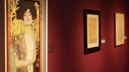Obraz "Judyta I" (z lewej) Gustava Klimta. Fot. PAP/EPA
