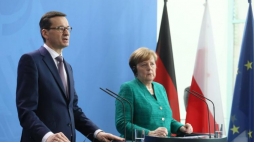 Premier RP Mateusz Morawiecki i kanclerz Niemiec Angela Merkel podczas konferencji prasowej w Berlinie. Fot. PAP/P. Supernak