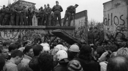 Rozbieranie muru berlińskiego. 1989 r. Fot. PAP/J. Undro