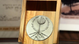 Medal "Sprawiedliwy wśród Narodów Świata". Fot. PAP/P. Polak