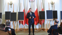 Prezydent Andrzej Duda podczas uroczystości wręczenia not identyfikacyjnych 22 członkom rodzin ofiar totalitaryzmów. Fot. PAP/R. Pietruszka