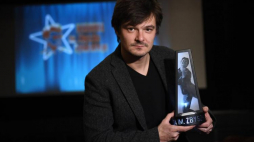 Dawid Ogrodnik za rolę w filmie "Cicha noc" otrzymał Nagrodę im. Zbyszka Cybulskiego. Fot. PAP/M. Kmieciński