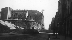 Granica getta, mur pomiędzy posesjami przy ulicy Siennej 53 i 55, widok na wschód. Warszawa, 1940 r. Fot. PAP/CAF